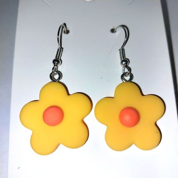 Hand crafted flower dangle earrings - Picture 3 of 6